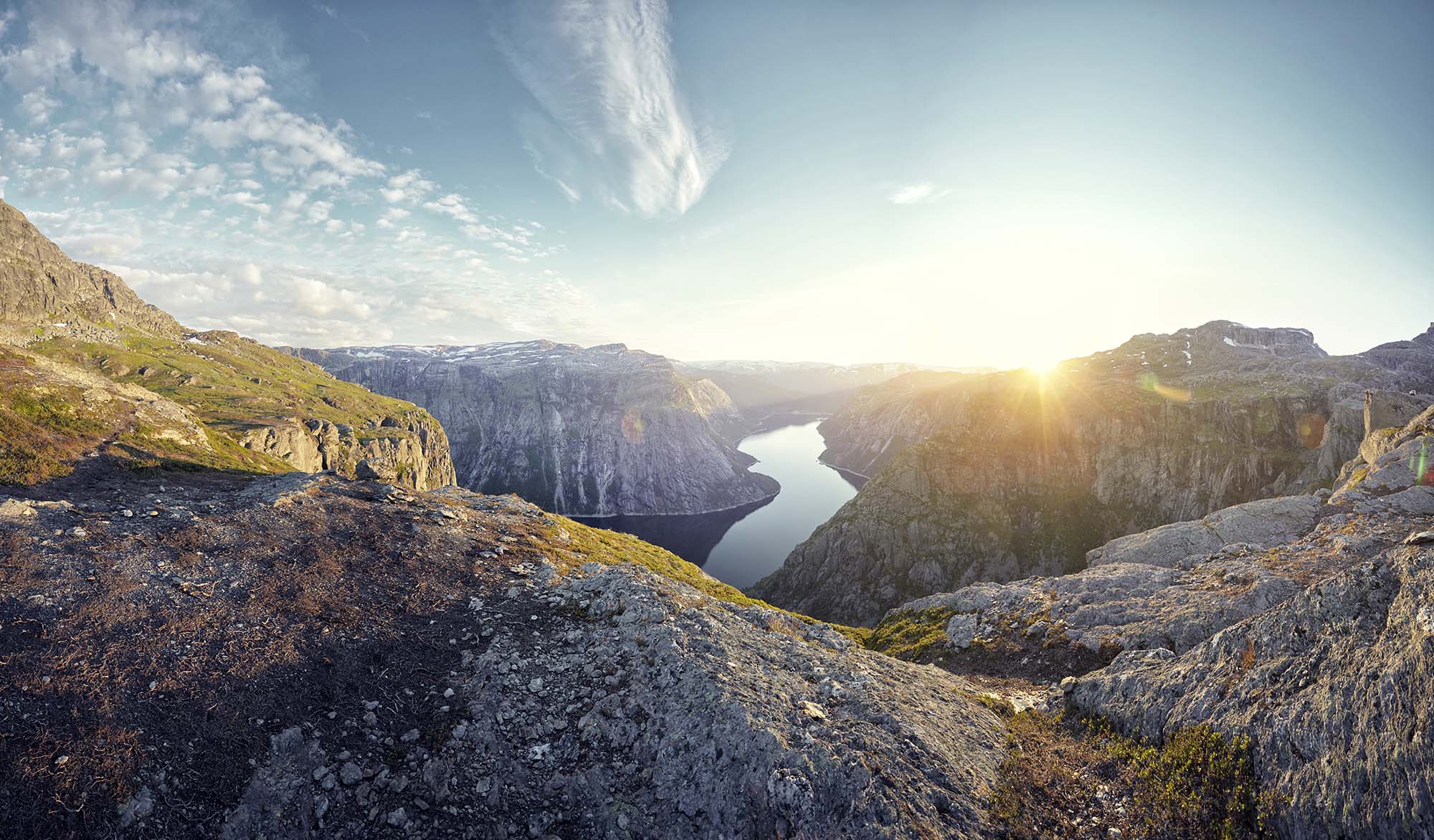 Ett bergslandskap i solsken