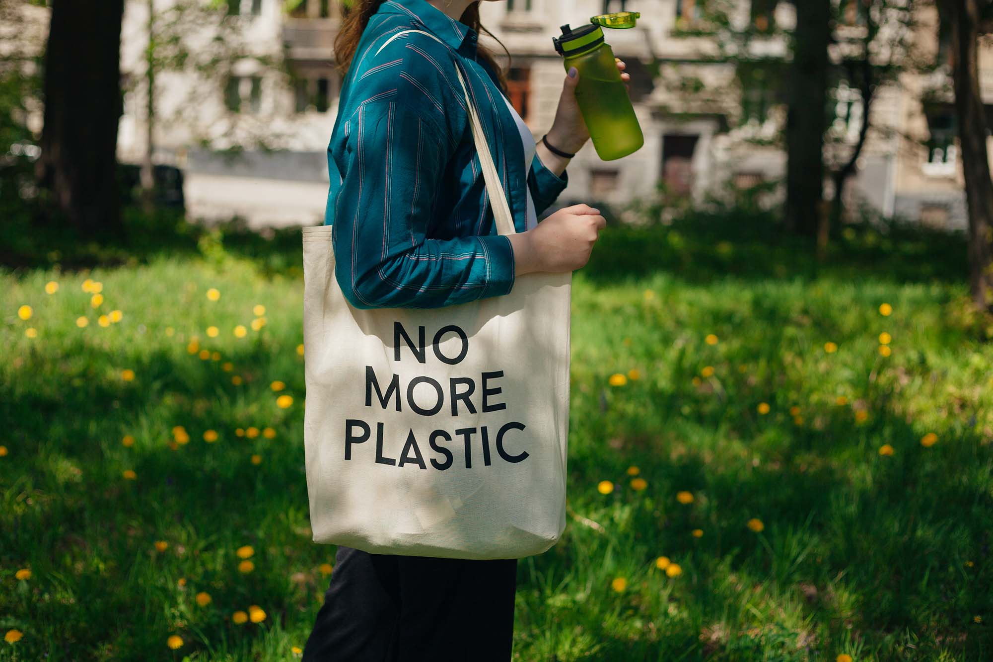 En påse med texten no more plastic